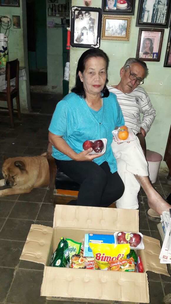 fam Wernicke in Lembang kreeg kerstpakket